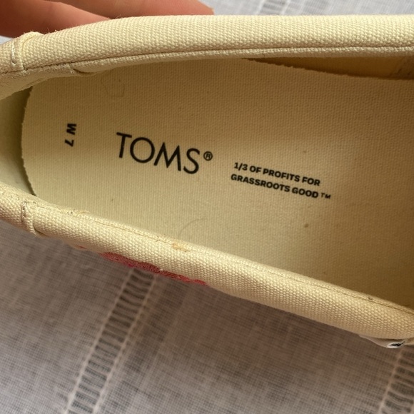 TOMS NWT embroidered platform shoes. - Picture 11 of 12